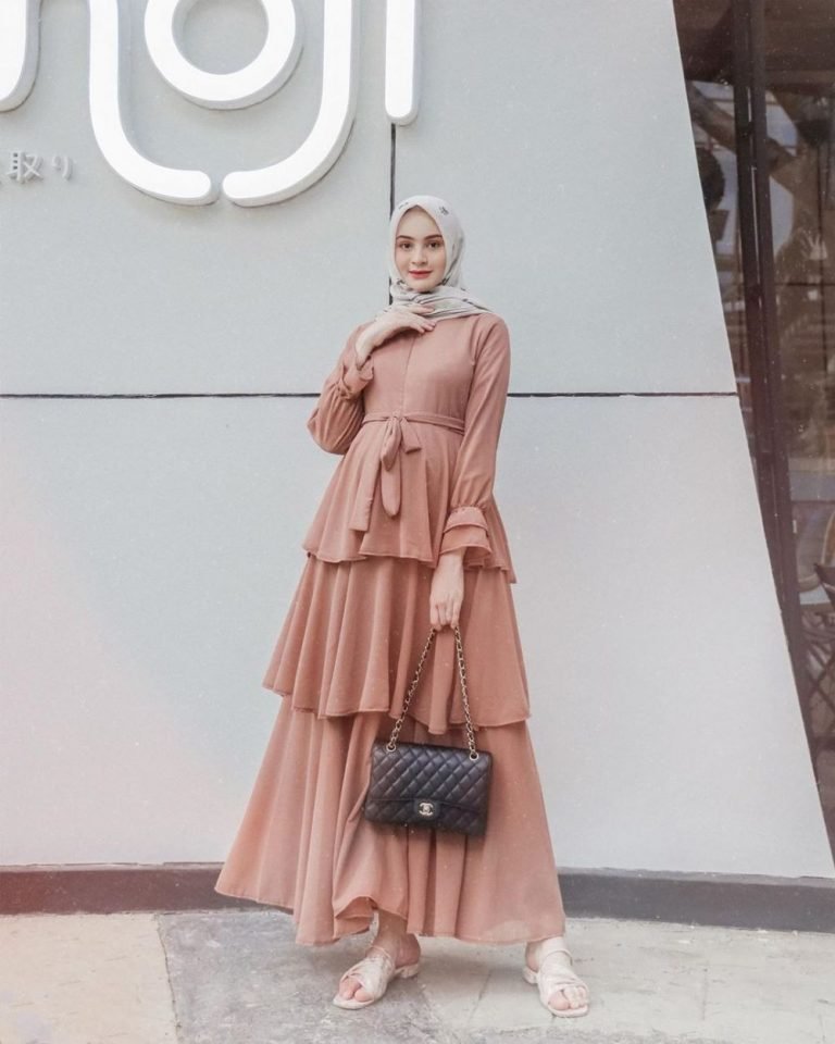 Inspirasi OOTD Hijab : Tetap tampil stylish dalam balutan Gamis